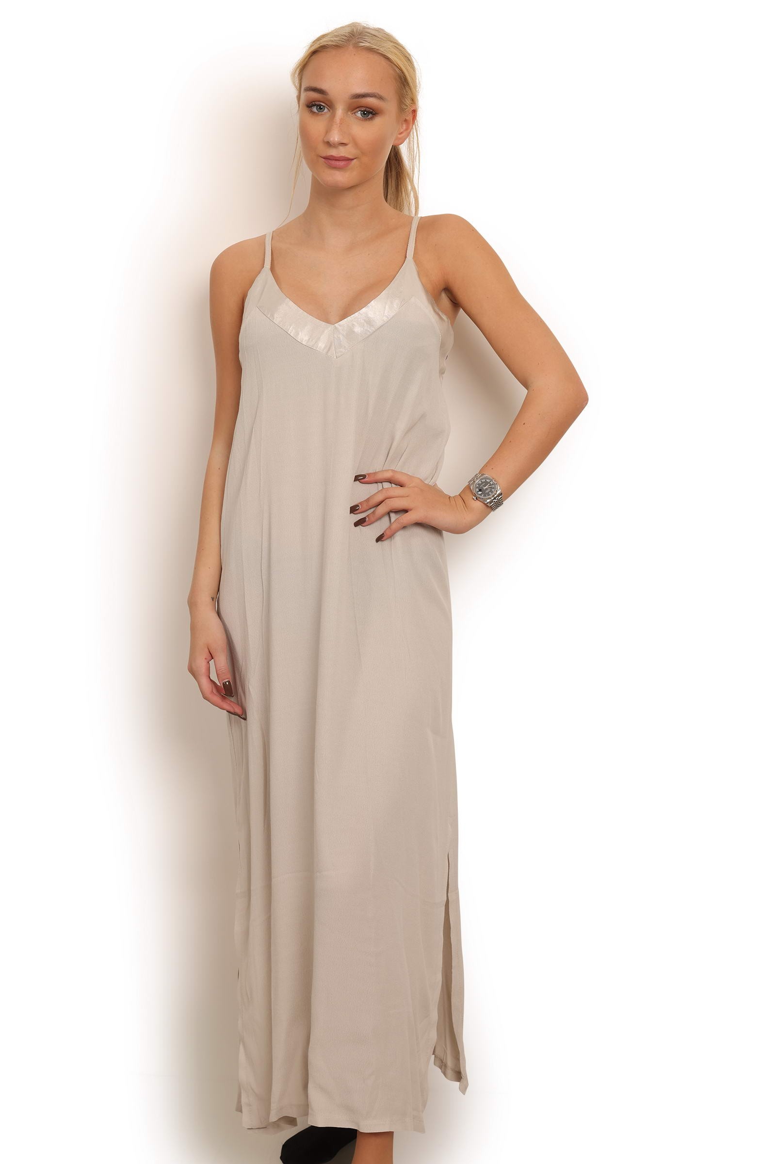 Lang beige kjole med slids style 6063