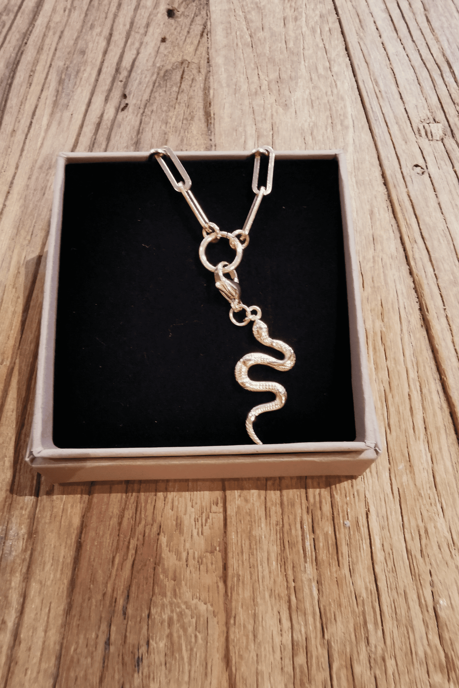 Guld kæde med slange vedhæng