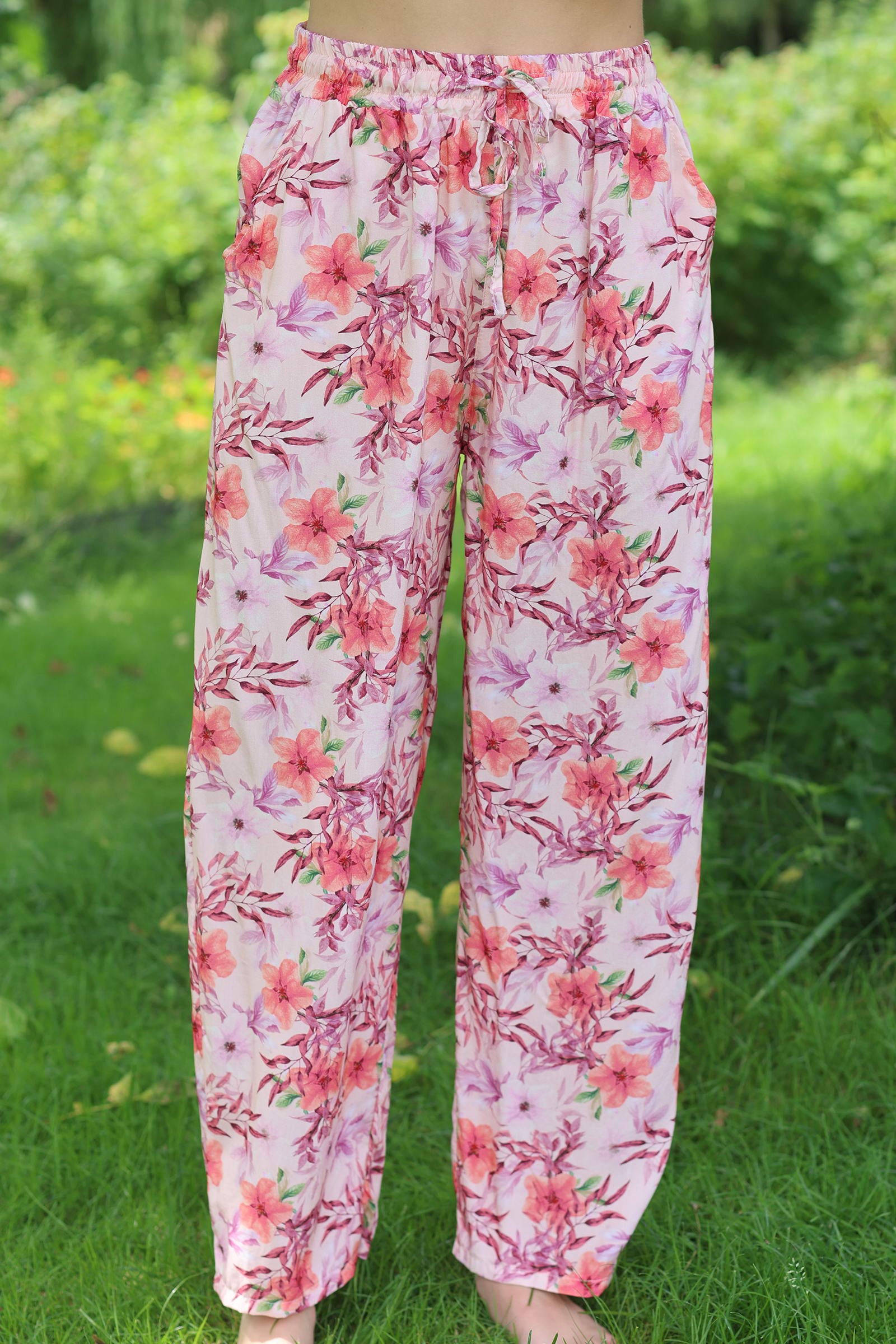 Løse bukser i rosa blomsterprint style 1953
