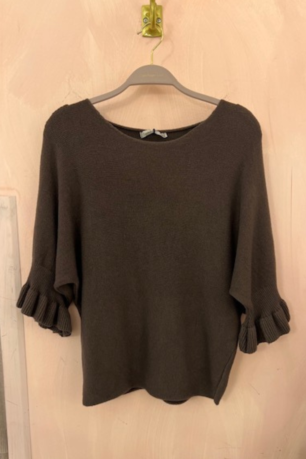 Strikket sweater med flæseærmer – Mørkebrun Style 99244