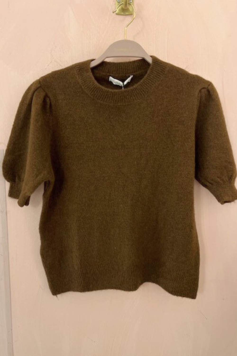 Strikket sweater med pufærmer – brun Style 7439