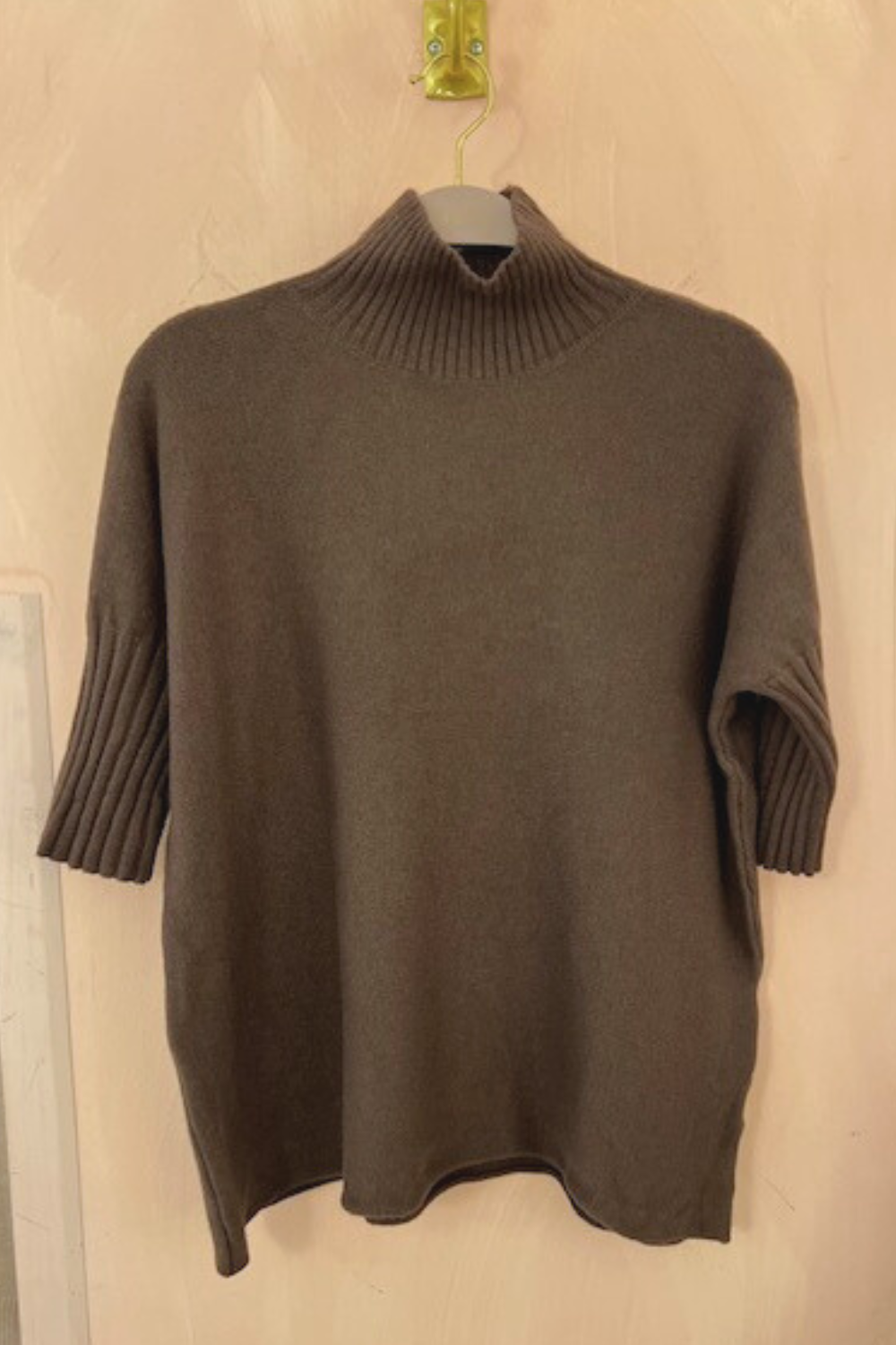 Strikket sweater med halvhøj krave – Brun Style 8103